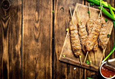 Kebap yeşil soğan ve acı sos ile.