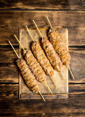 Tahta üzerinde kebap.