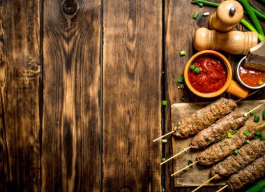 Kebap yeşil soğan ve acı sos ile.