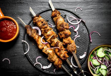 Şiş kebap domuz eti ve salata.