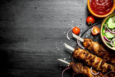 Şiş kebap domuz eti ve salata.