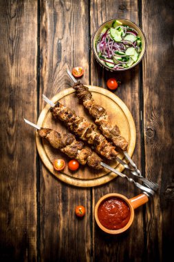 Taze salata, salatalık ve soğan kebabı.