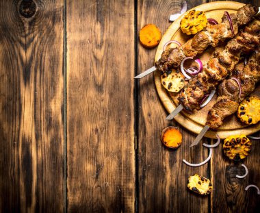 Izgara sebzeli şiş kebap.