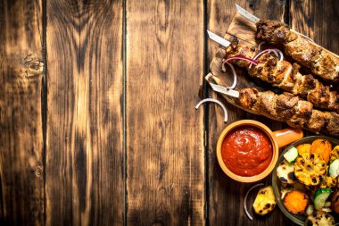 Domates sosu ve kavrulmuş sebze kebabı.