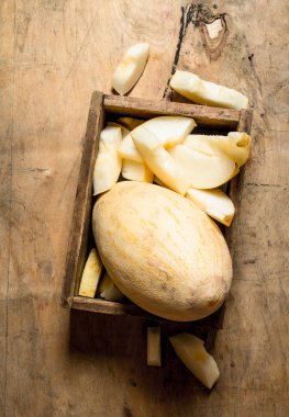 Eski bir kutu içinde olgunlaşmış kavun.