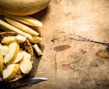 Sepet içinde olgunlaşmış kavun dilimleri