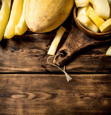 Olgun kavun bir ahşap kase dilimlenmiş.