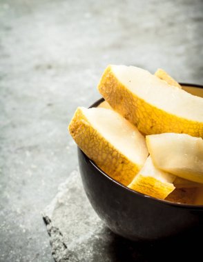 Kavun bir kase dilimlenmiş.