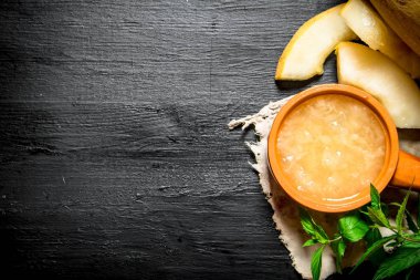 Kavun hamuru ile dal nane bir kapta.