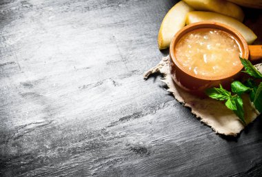 Kavun hamuru ile dal nane bir kapta.