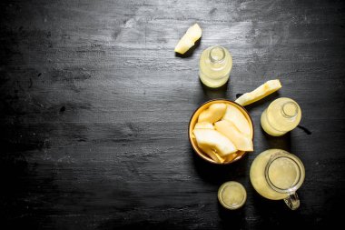 Sürahi ve bardak içinde olgunlaşmış kavun taze suyu.