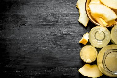 Sürahi ve bardak içinde olgunlaşmış kavun taze suyu.