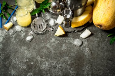 Kavun, nane ve rum buz ile yaz kokteyl.