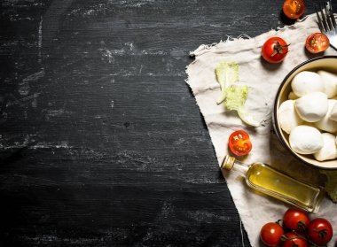 Mozzarella peyniri, domates,