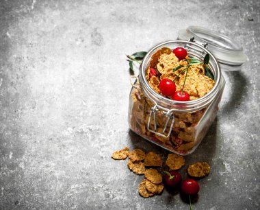 Sağlıklı kahvaltı. Bir kavanoz içinde kiraz ile müsli .
