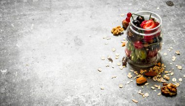 Fitness gıda. Müsli ve fındık ile çilek.