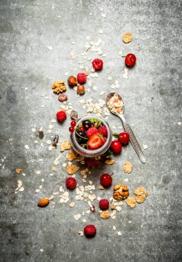 Fitness gıda. Müsli ve fındık ile çilek.