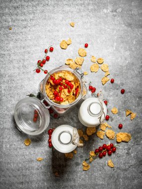 Fitness gıda. Çilek ve süt ile müsli.