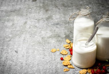 Fitness gıda. Süt tahıl ve çilek ile.