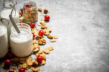 Fitness gıda. Yabani çilek ve süt şişeleri ile müsli.