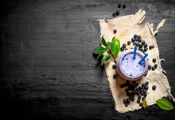 Yaban mersini smoothies eski kumaş üzerine.