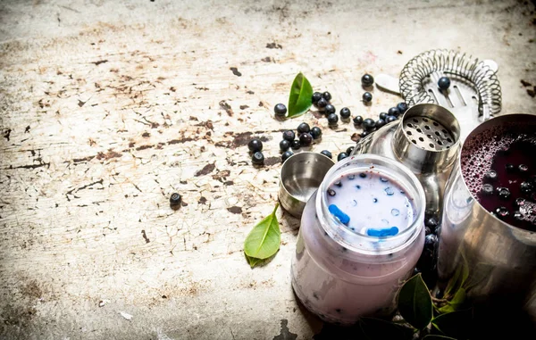 Yaban mersini smoothies ve taze kokteyller. Eski rustik arka plan üzerinde.