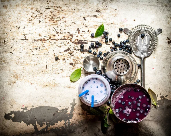 Yaban mersini smoothies ve taze kokteyller. Eski rustik arka plan üzerinde.