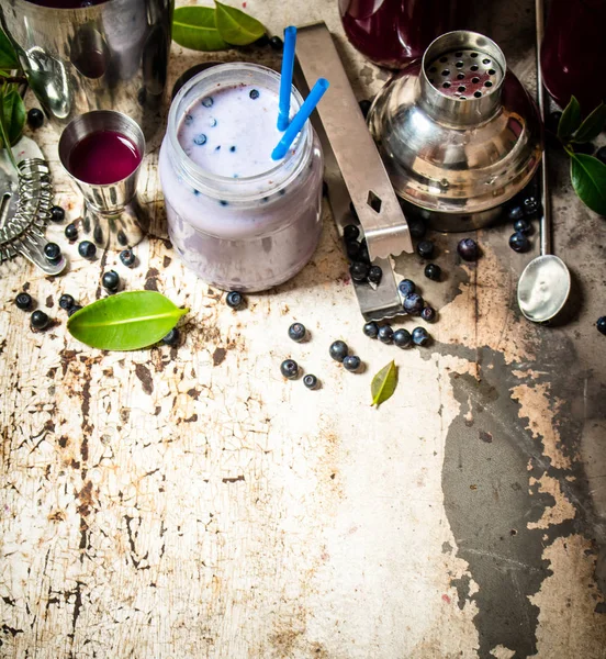 Cóctel de arándanos y batidos de leche. Sobre fondo rústico viejo . — Foto de Stock