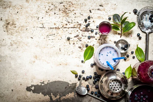 Yabanmersinli kokteyl ve süt smoothies. Eski rustik arka plan üzerinde.