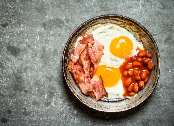 taze kahvaltı. Kızarmış pastırma yumurta ve kuru fasulye ile.
