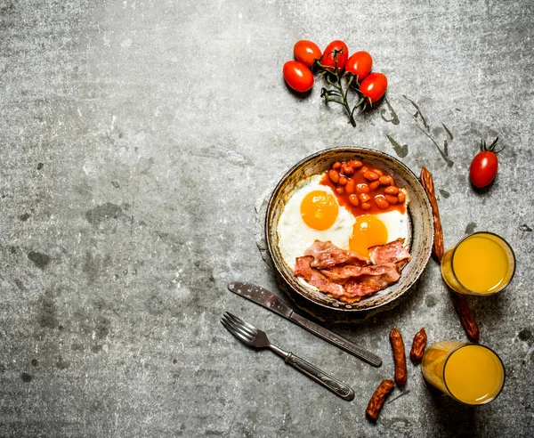 Pastırma sahanda yumurta ve fasulye ile.