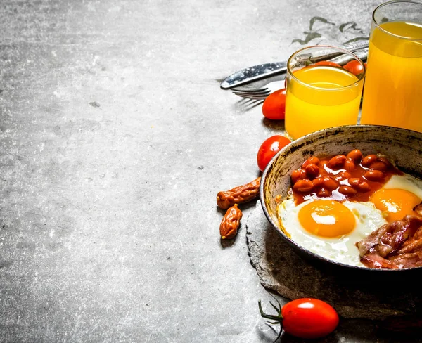 Pastırma sahanda yumurta ve fasulye ile.