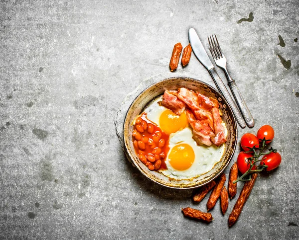 Pastırma, fasulye ve portakal suyu ile kızarmış yumurta.