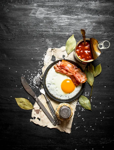 Colazione al mattino. Fagioli con uovo fritto e pancetta . — Foto Stock