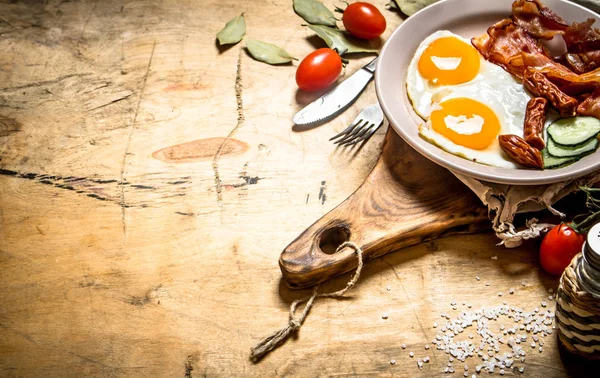 taze kahvaltı tabağı. Kızarmış yumurta pastırma ve domates ile.