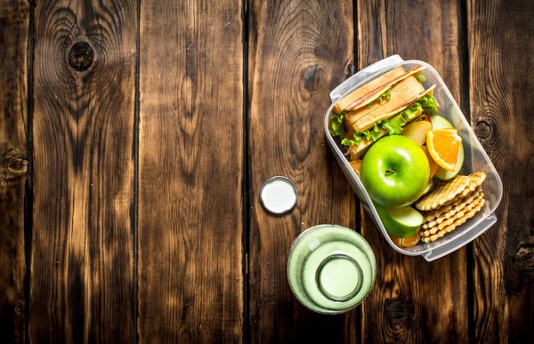 Peynir ve domuz pastırması ile sandviç,