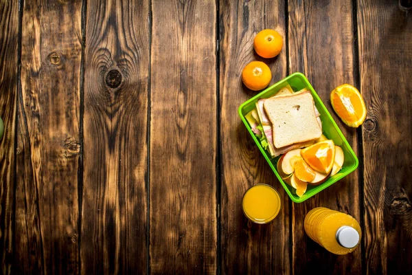 Peynir ve domuz pastırması ile sandviç,