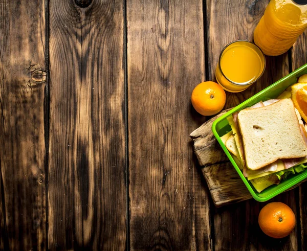 Peynir ve domuz pastırması ile sandviç,