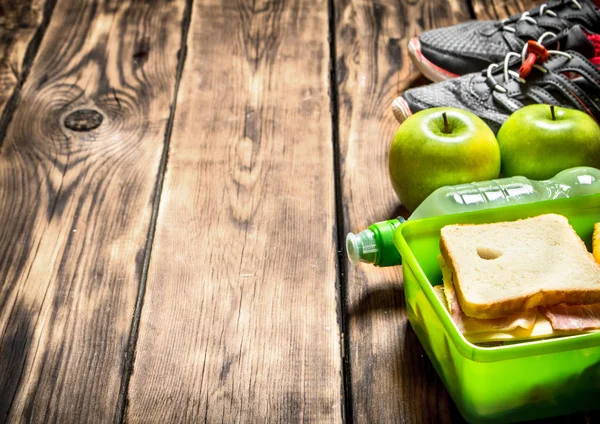 Sandviç, meyve, milkshake ve spor spor ayakkabı