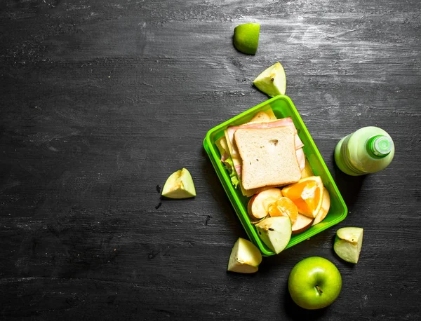 Sabah piknik. Sandviç milkshake ve meyve.