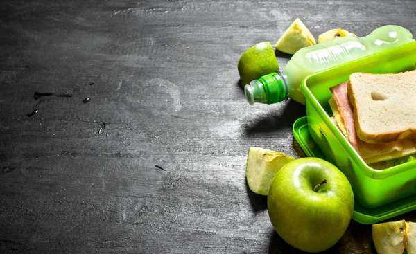 Sabah piknik. Sandviç milkshake ve meyve.