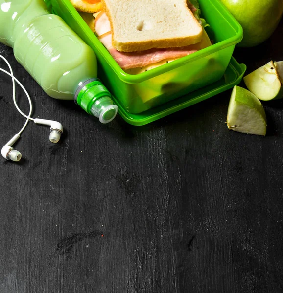 Sabah piknik. Sandviç milkshake ve meyve.