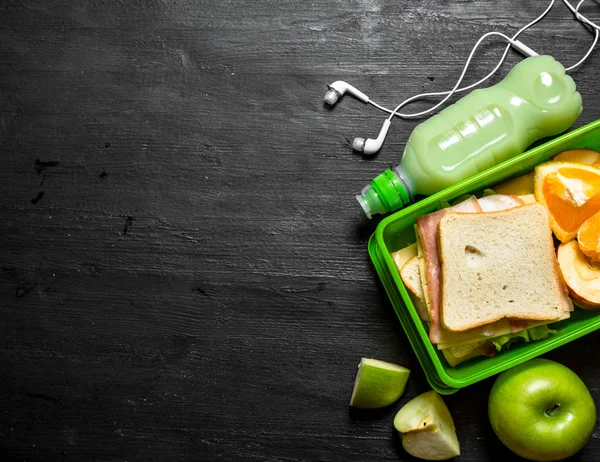 Sabah piknik. Sandviç milkshake ve meyve.