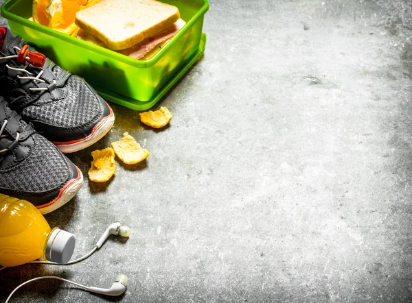 Sandviç, portakal suyu ve meyve. Taş masanın üzerine.