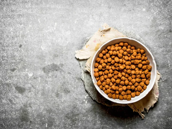 Schokolade Müsli in einer Tasse auf dem alten Stoff. — Stockfoto