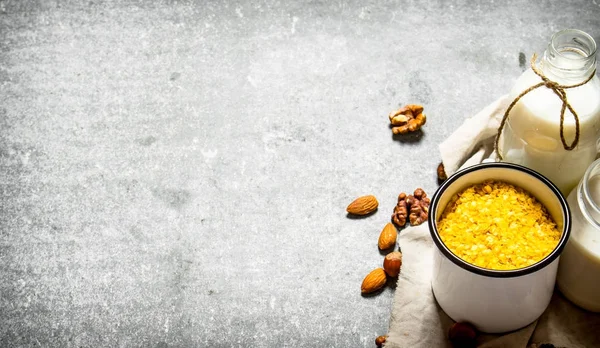 Ceviz ve süt ile pirinç tahıl.