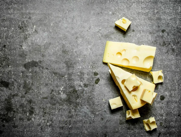 Taze parça peynir. Taş masanın üzerine.