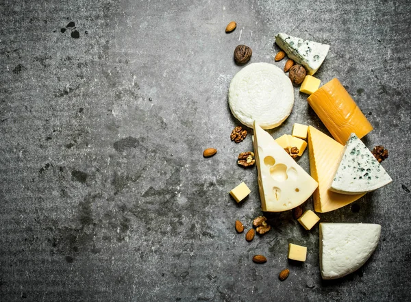 Ceviz ile farklı peynir parçalarını.