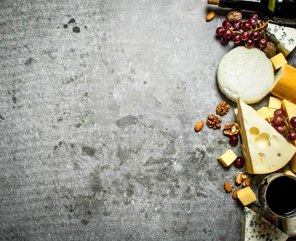 Кусочки сыра с красным вином и орехами . — стоковое фото