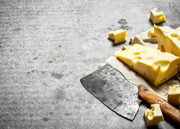 Balta ve taze peynir parçalarını.